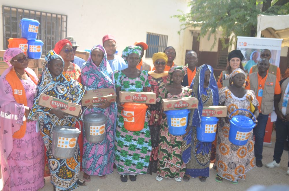 Cette « cérémonie de pagne » symbolique a marqué un nouveau chapitre dans la vie d’une quarantaine de femmes qui ont bénéficié de réparations chirurgicales gratuites au cours d'une campagne organisée par l'UNFPA et le gouvernement camerounais. Photo: UNFPA Cameroun/Novembre 2024