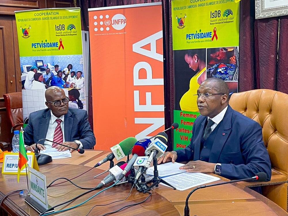 Le Dr. Manaouda Malachie présente le Cadre normatif à la presse. Photo: @UNFPACameroun/Mai 2025