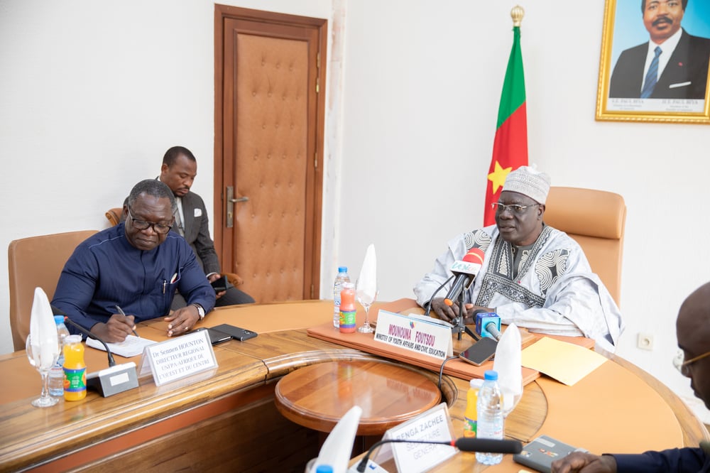 Dr. Sennen Hounton en audience avec le Ministre Mounouna Foutsou. Photo: UNFPA Cameroun/Novembre 2024