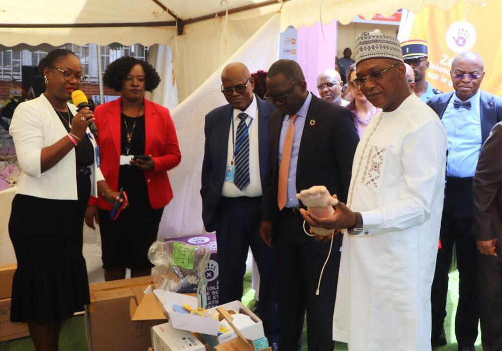 Presentation of equipment to the Minister of Public Health. Photo: UNFPA Cameroon/ November 2024