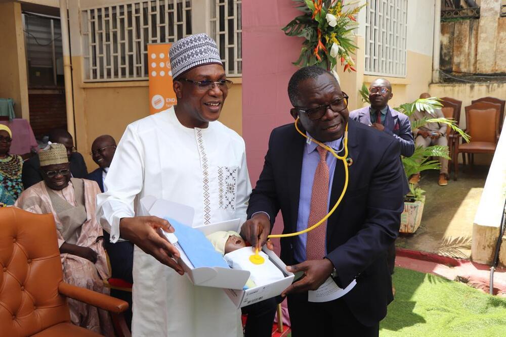 Dr. Sennen Hounton et Dr. Manaouda Malachie présentent les kits pour les écoles de sages-femmes et infirmiers. Photo: UNFPA Cameroun/Novembre 2024