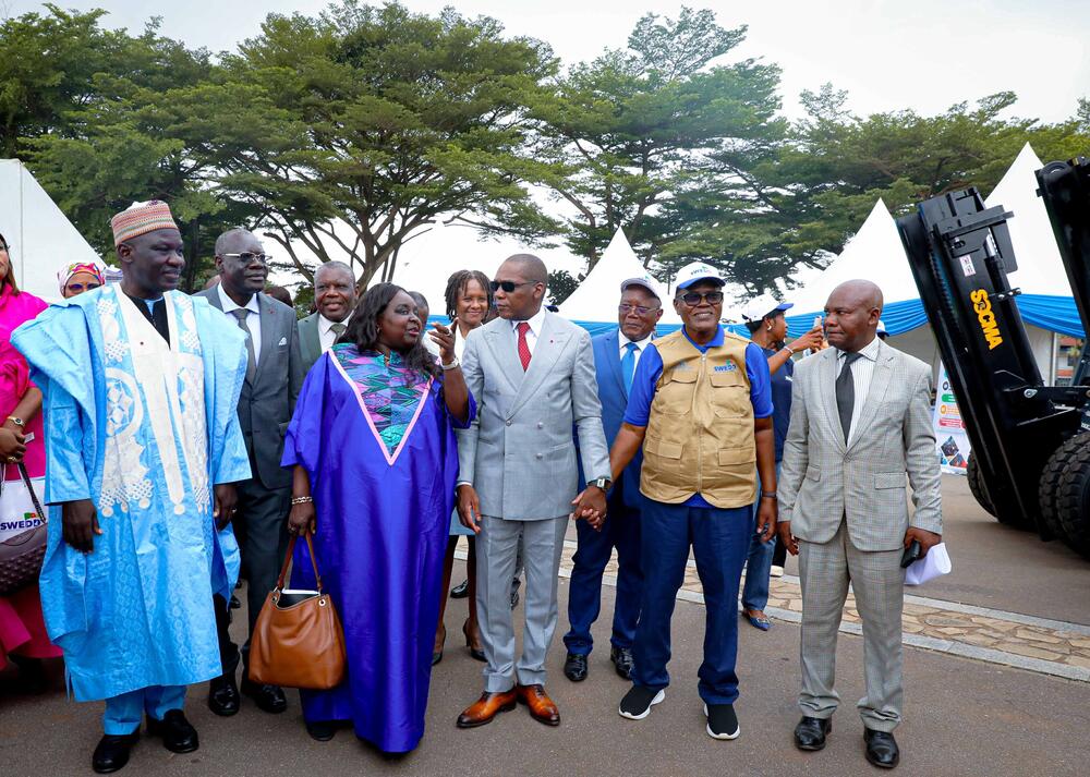 Visite des équipements. Photo: @UNFPACameroun/2025