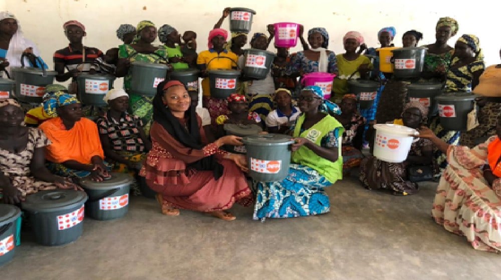 Distribution des kits de produits d'hygiène pour femmes et enfants