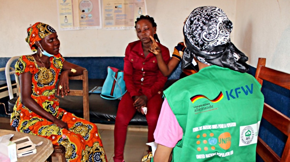 Des bénéficiaires en plein counseling; Localité de Timagolo, Projet KFW  Cameroun, 2022.  Photo: Likamata Yala, UNFPA/2022.