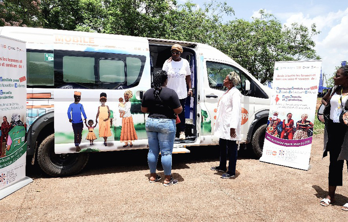 Cliniques mobiles déployées dans les contextes de développement et humanitaires pour fournir des services de santé reproductive