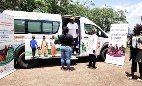 Cliniques mobiles déployées dans les contextes de développement et humanitaires pour fournir des services de santé reproductive
