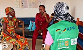 Des bénéficiaires en plein counseling; Localité de Timagolo, Projet KFW  Cameroun, 2022.  Photo: Likamata Yala, UNFPA/2022.