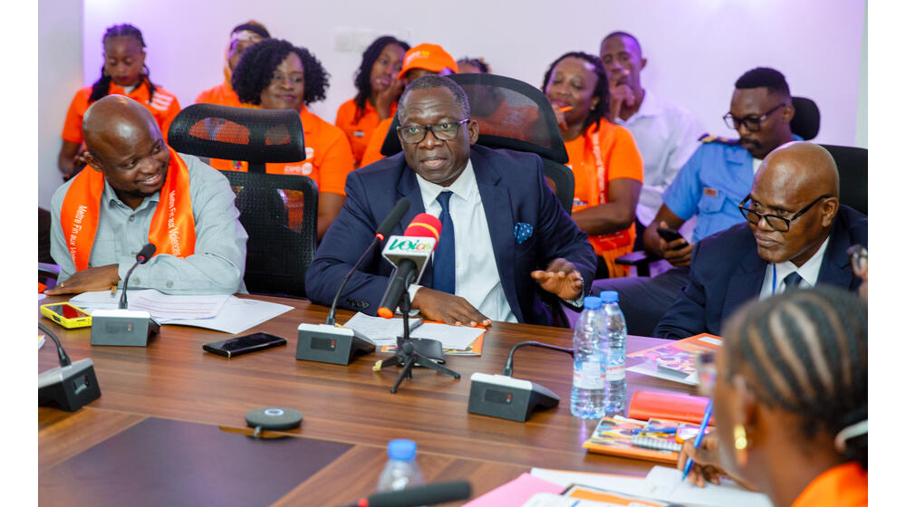 Dr. Sennen Hounton, le Directeur Régional de l’UNFPA pour l’Afrique de l’Ouest et du Centre, a échangé avec les jeunes leaders camerounais lors d’une rencontre inspirante et conviviale. Photo: UNFPA Cameroun/Novembre 2024. 